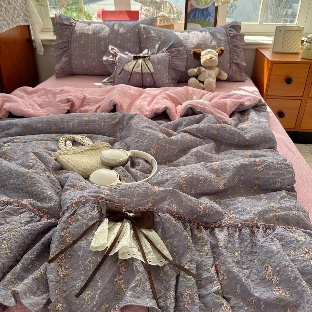 91家纺网 家纺一手货源 找家纺 栩裕纺织 2026新款提花泡芙棉立体花边简约韩系夏被-夏被三件套四件套 烟粉紫韵