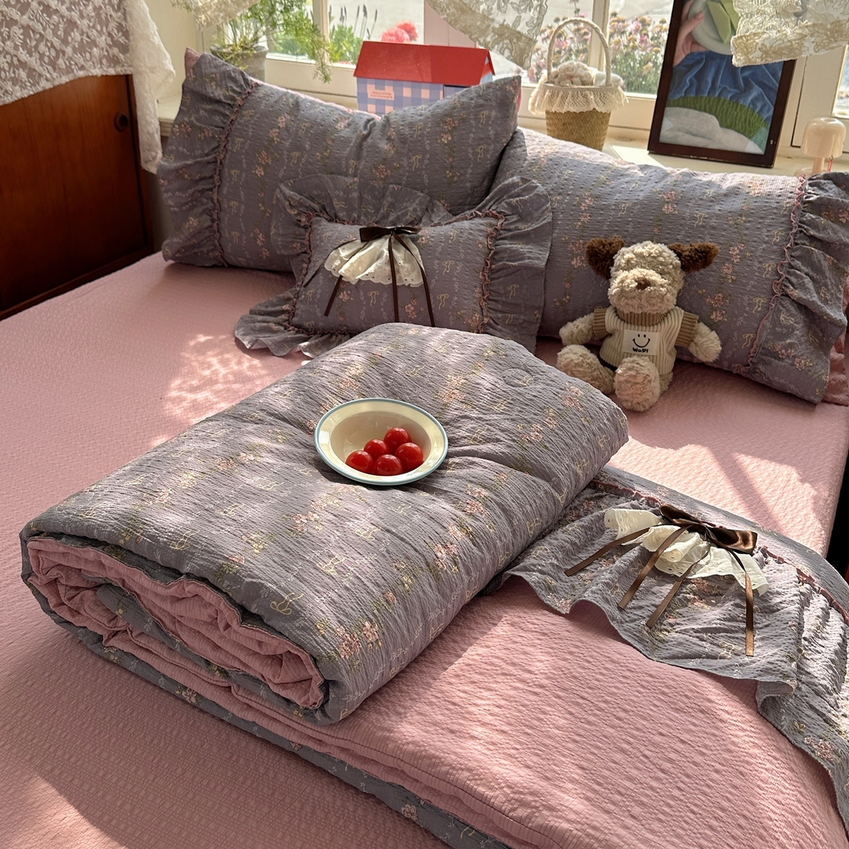 栩裕纺织 2026新款提花泡芙棉立体花边简约韩系夏被-夏被三件套四件套 烟粉紫韵