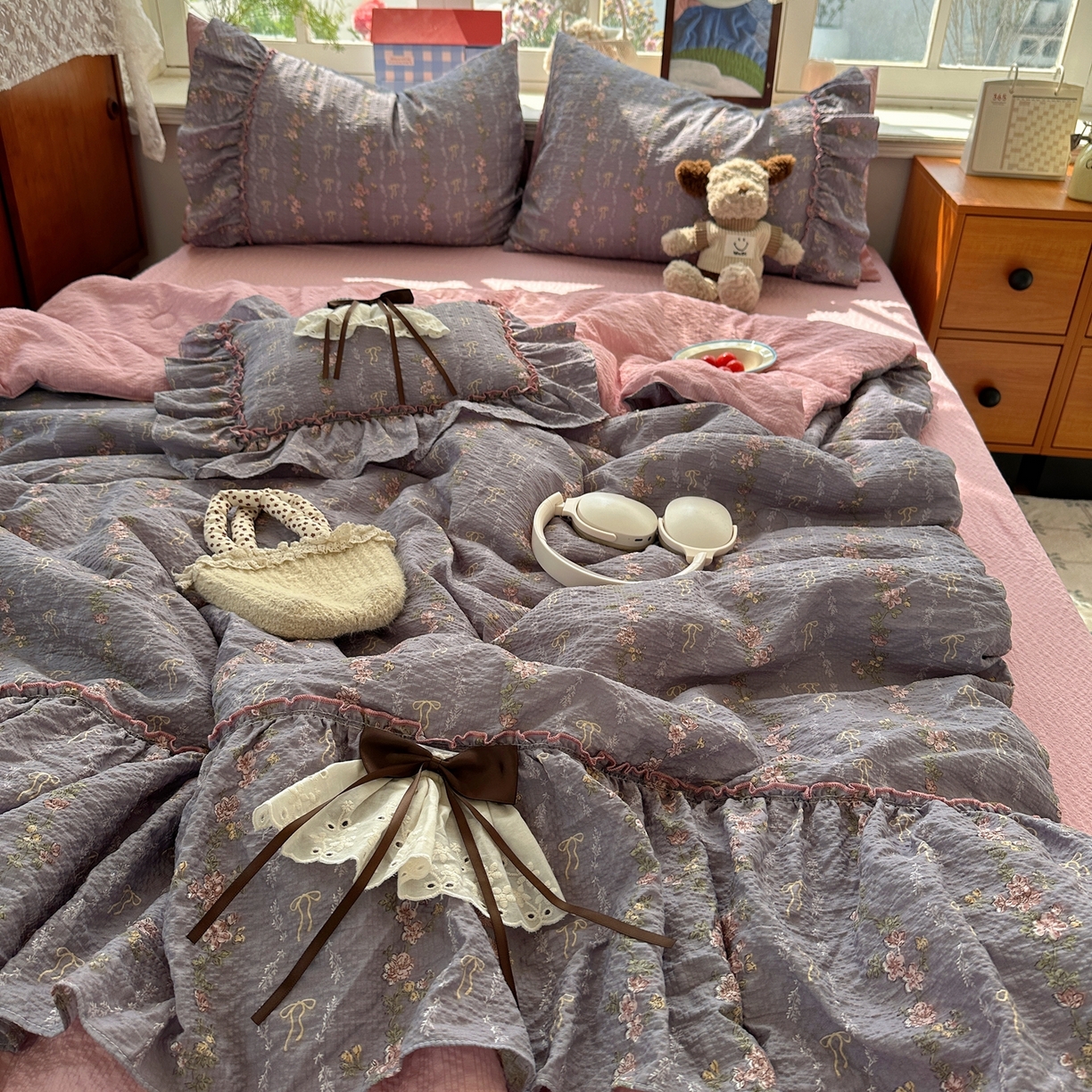 91家纺网 家纺一手货源 找家纺 栩裕纺织 2026新款提花泡芙棉立体花边简约韩系夏被-夏被三件套四件套 烟粉紫韵