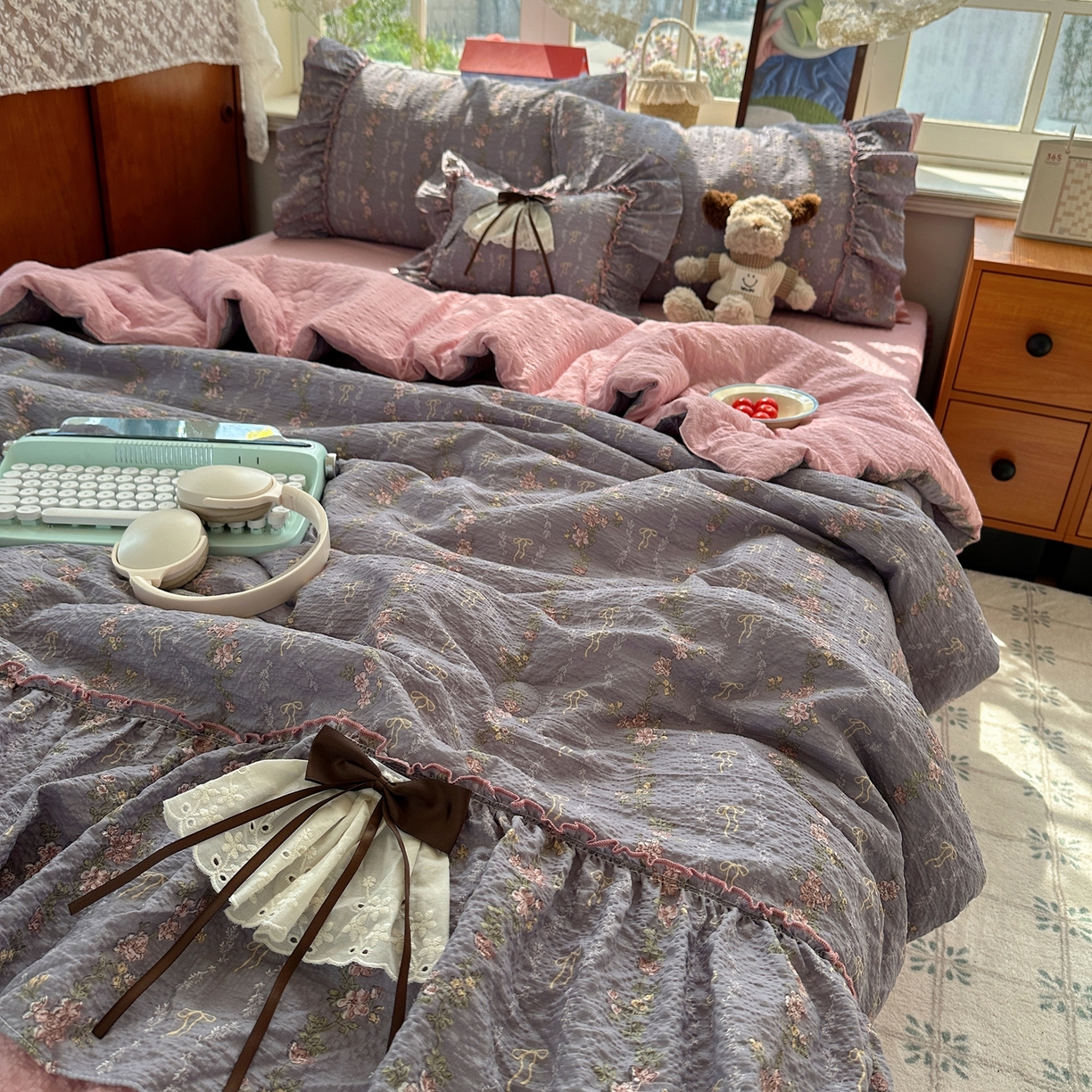 91家纺网 家纺一手货源 找家纺 栩裕纺织 2026新款提花泡芙棉立体花边简约韩系夏被-夏被三件套四件套 烟粉紫韵