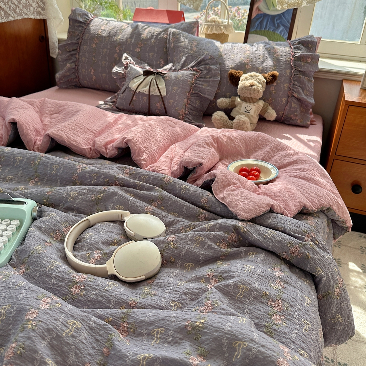 91家纺网 家纺一手货源 找家纺 栩裕纺织 2026新款提花泡芙棉立体花边简约韩系夏被-夏被三件套四件套 烟粉紫韵