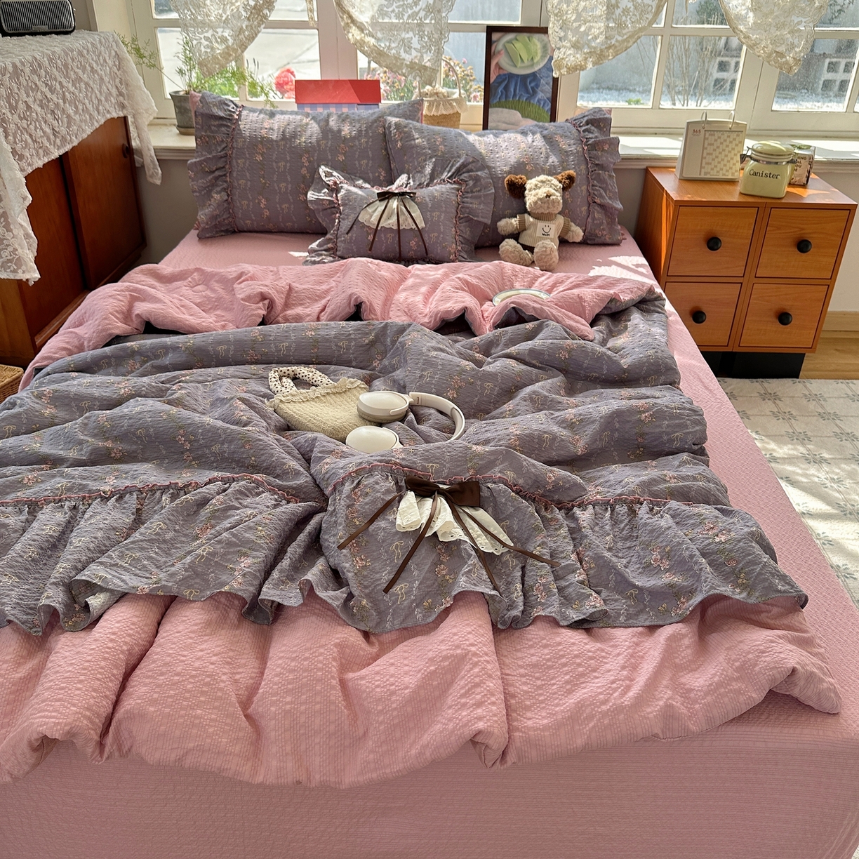 91家纺网 家纺一手货源 找家纺 栩裕纺织 2026新款提花泡芙棉立体花边简约韩系夏被-夏被三件套四件套 烟粉紫韵