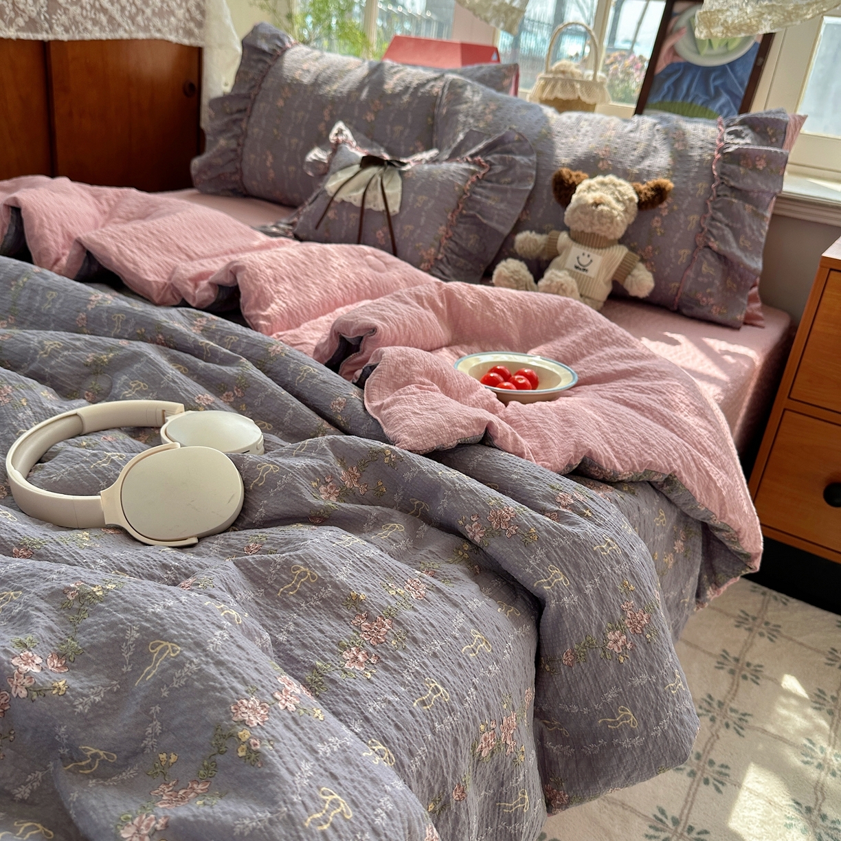 91家纺网 家纺一手货源 找家纺 栩裕纺织 2026新款提花泡芙棉立体花边简约韩系夏被-夏被三件套四件套 烟粉紫韵