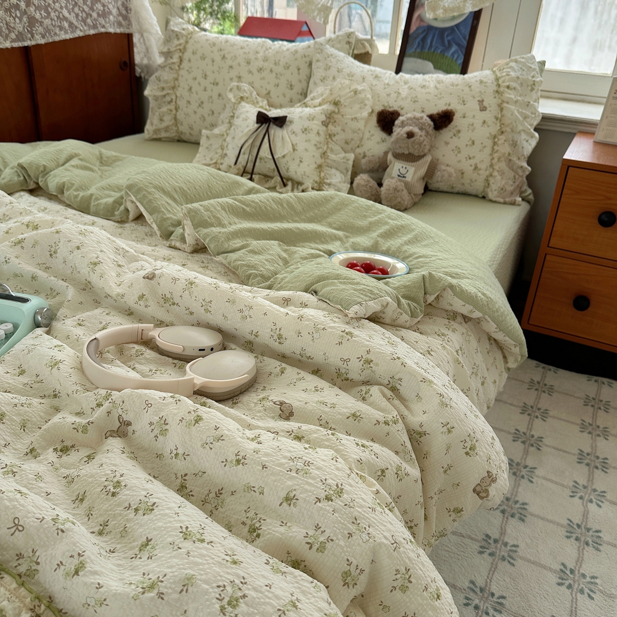 91家纺网 家纺一手货源 找家纺 栩裕纺织 2026新款提花泡芙棉立体花边简约韩系夏被-夏被三件套四件套 奶绿小苍兰