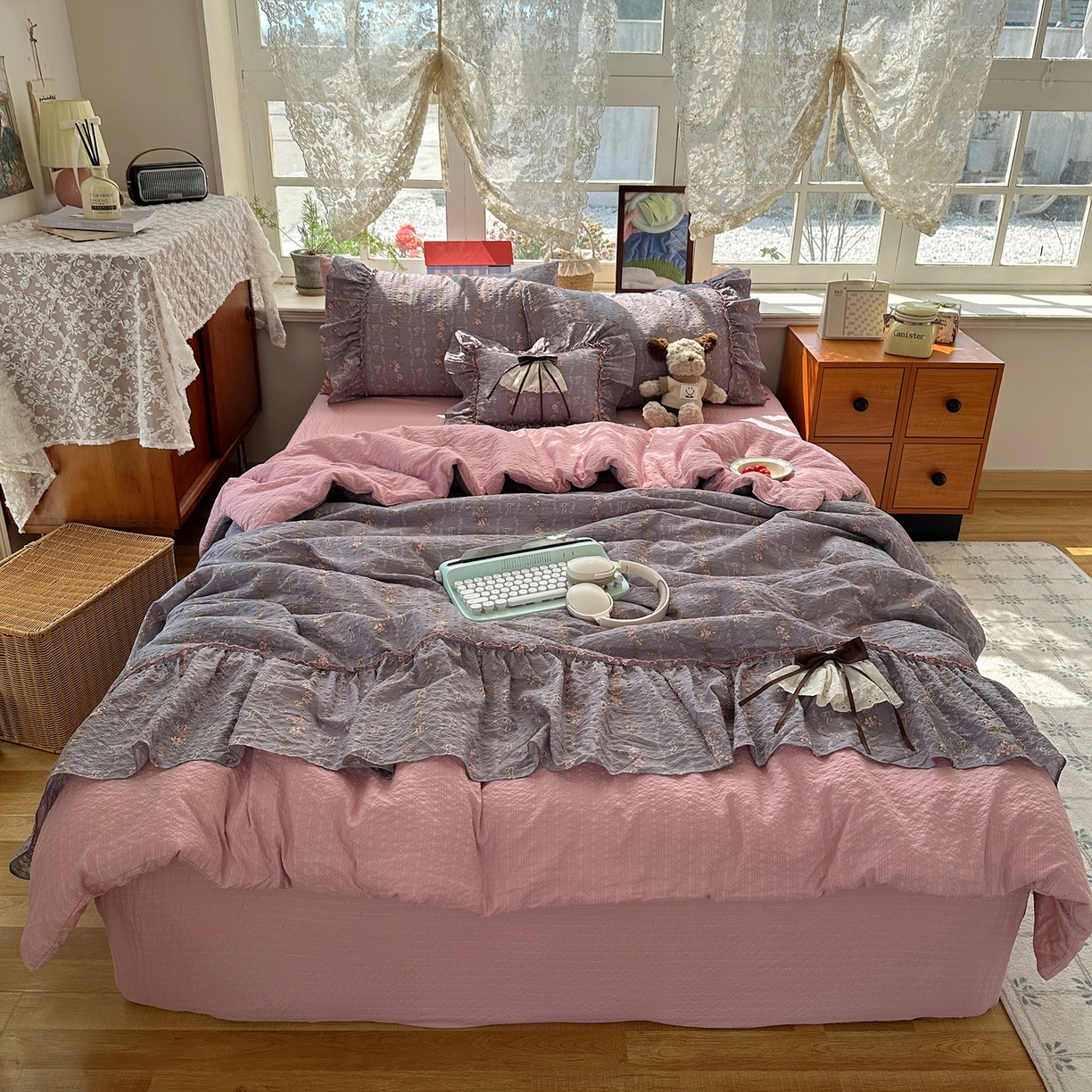 91家纺网 家纺一手货源 找家纺 栩裕纺织 2026新款提花泡芙棉立体花边简约韩系夏被-夏被三件套四件套 烟粉紫韵