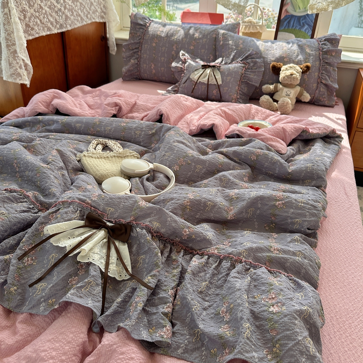 91家纺网 家纺一手货源 找家纺 栩裕纺织 2026新款提花泡芙棉立体花边简约韩系夏被-夏被三件套四件套 烟粉紫韵