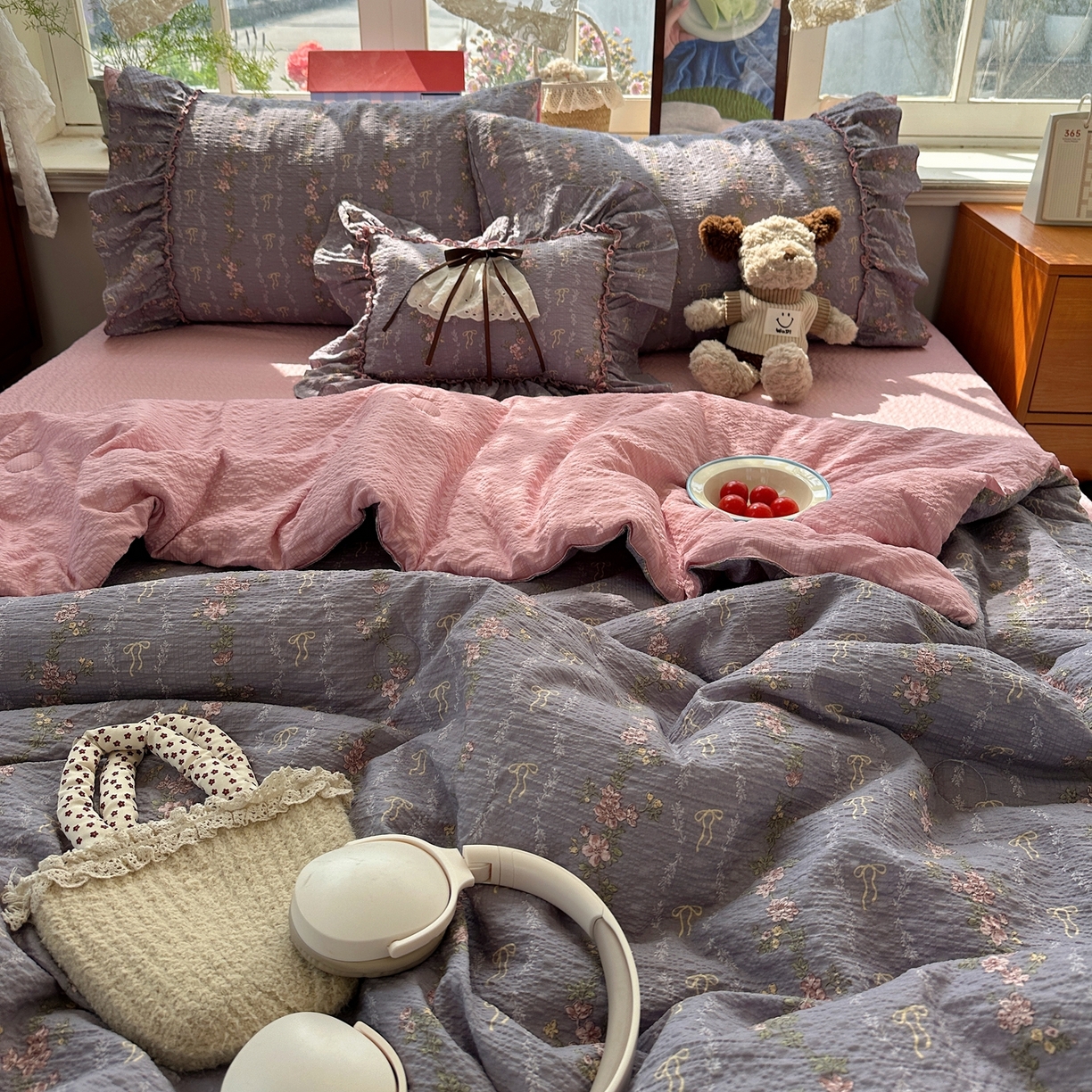 91家纺网 家纺一手货源 找家纺 栩裕纺织 2026新款提花泡芙棉立体花边简约韩系夏被-夏被三件套四件套 烟粉紫韵