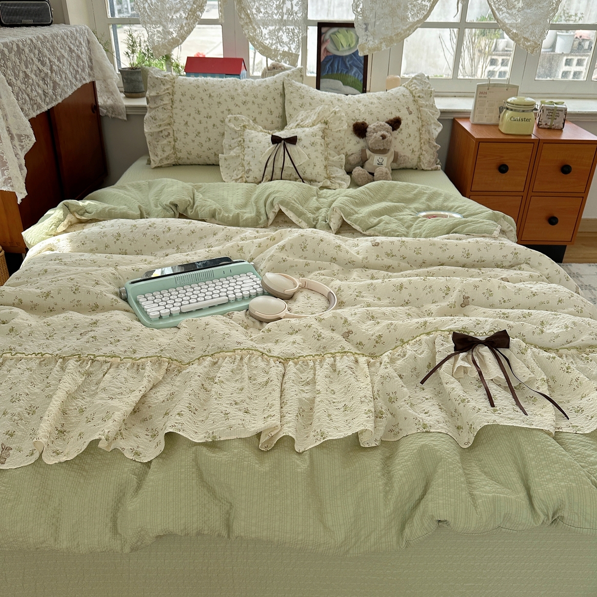 91家纺网 家纺一手货源 找家纺 栩裕纺织 2026新款提花泡芙棉立体花边简约韩系夏被-夏被三件套四件套 奶绿小苍兰