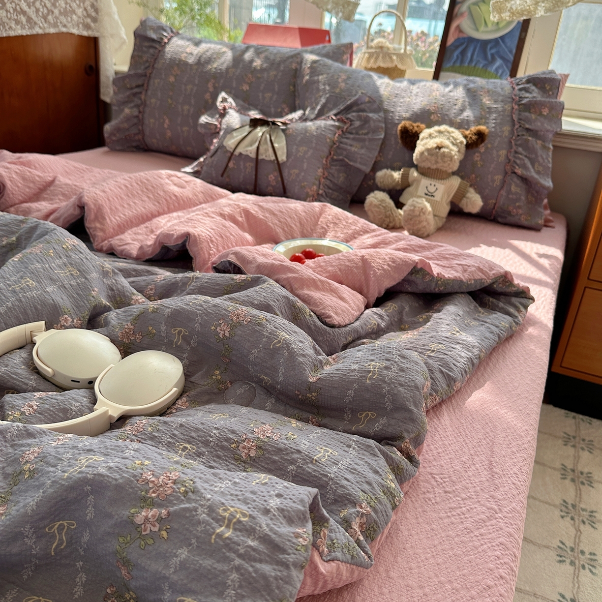 91家纺网 家纺一手货源 找家纺 栩裕纺织 2026新款提花泡芙棉立体花边简约韩系夏被-夏被三件套四件套 烟粉紫韵