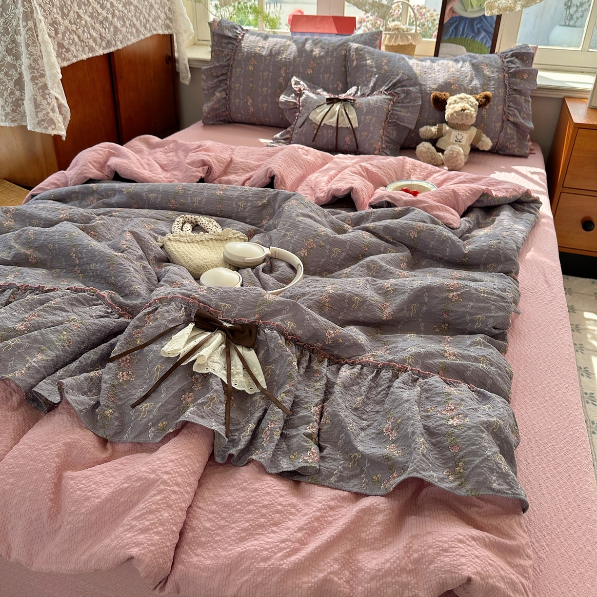 91家纺网 家纺一手货源 找家纺 栩裕纺织 2026新款提花泡芙棉立体花边简约韩系夏被-夏被三件套四件套 烟粉紫韵