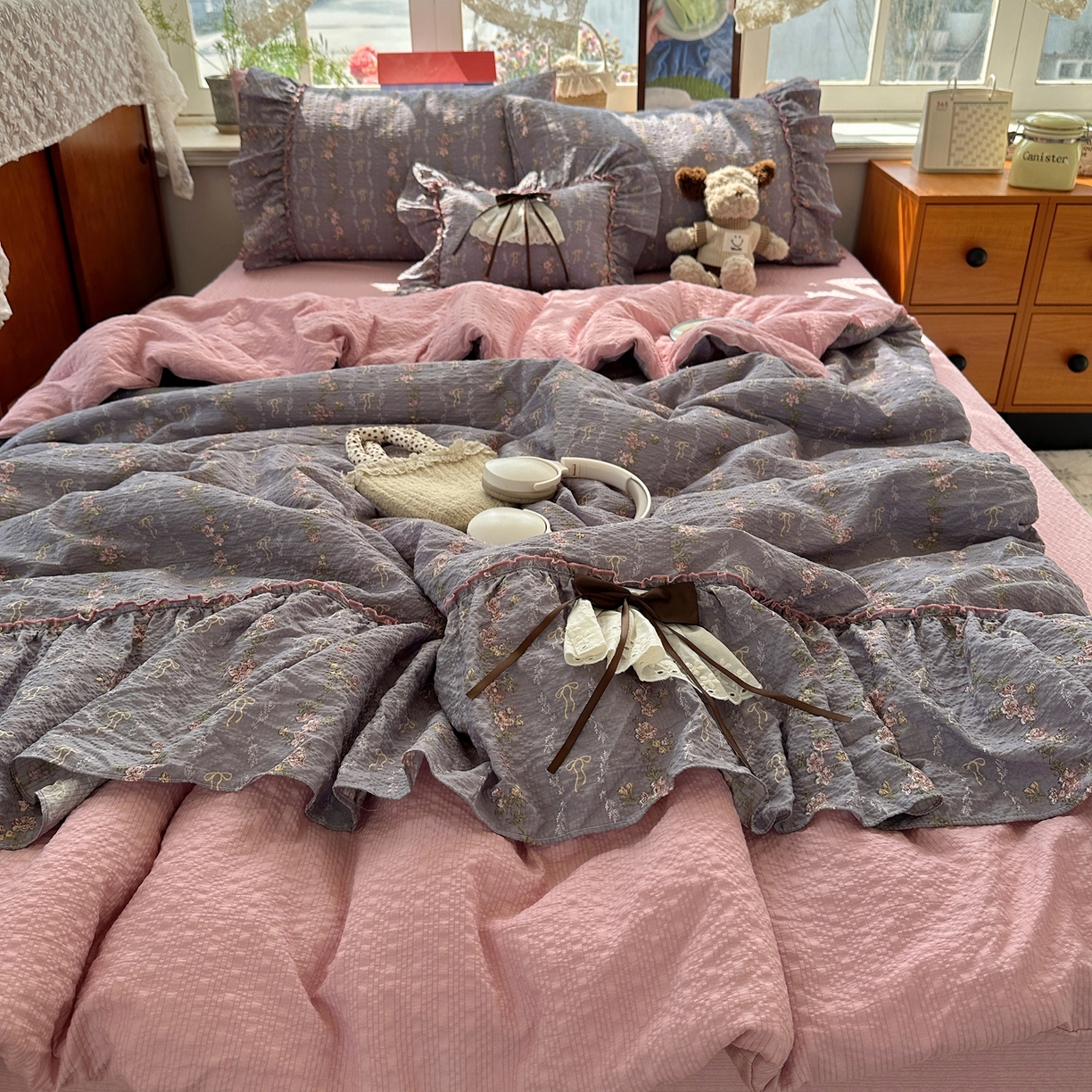 91家纺网 家纺一手货源 找家纺 栩裕纺织 2026新款提花泡芙棉立体花边简约韩系夏被-夏被三件套四件套 烟粉紫韵