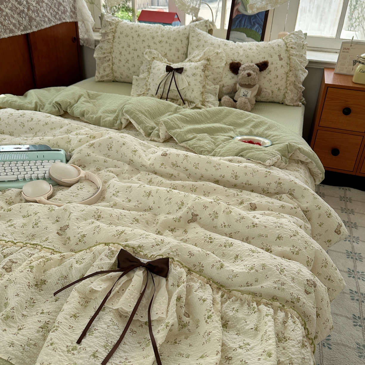 91家纺网 家纺一手货源 找家纺 栩裕纺织 2026新款提花泡芙棉立体花边简约韩系夏被-夏被三件套四件套 奶绿小苍兰