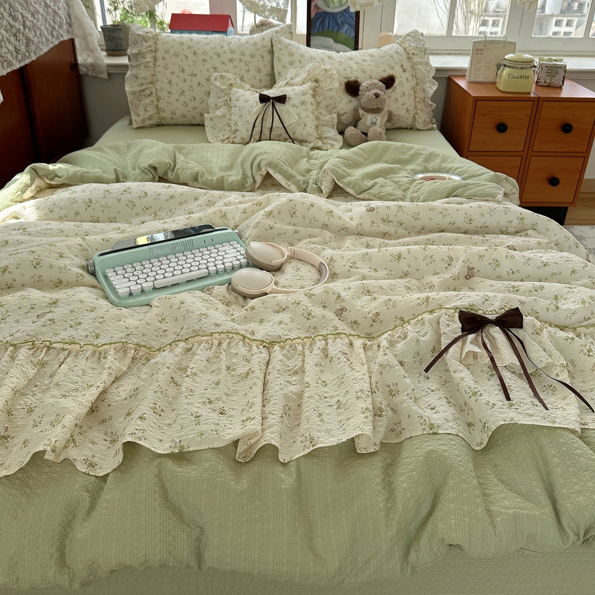 91家纺网 家纺一手货源 找家纺 栩裕纺织 2026新款提花泡芙棉立体花边简约韩系夏被-夏被三件套四件套 奶绿小苍兰