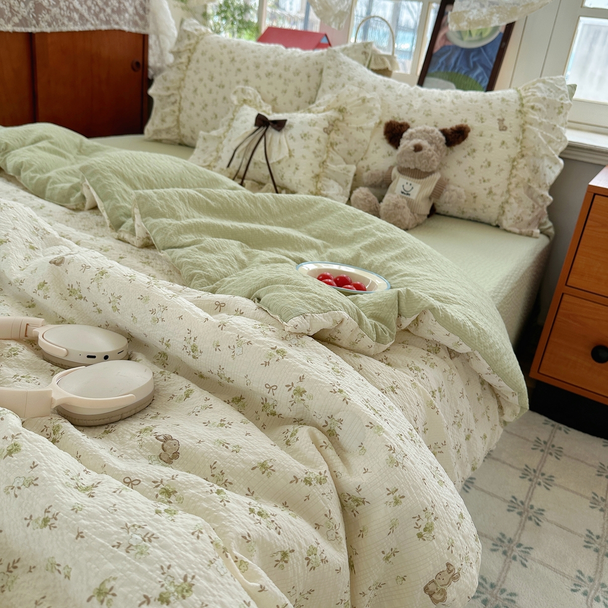 91家纺网 家纺一手货源 找家纺 栩裕纺织 2026新款提花泡芙棉立体花边简约韩系夏被-夏被三件套四件套 奶绿小苍兰