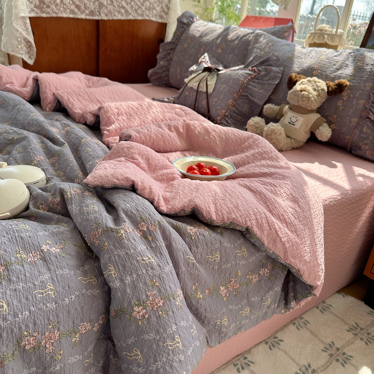 91家纺网 家纺一手货源 找家纺 栩裕纺织 2026新款提花泡芙棉立体花边简约韩系夏被-夏被三件套四件套 烟粉紫韵