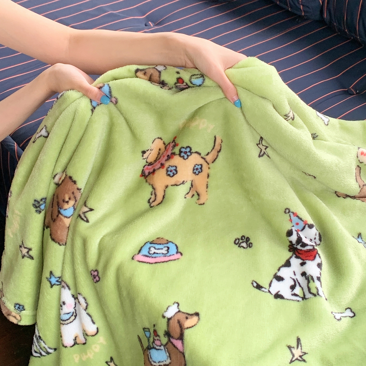 91家纺网 家纺一手货源 找家纺 桃喜 2026新款330g双面印花牛奶绒毛毯毯子 抹茶小狗日记