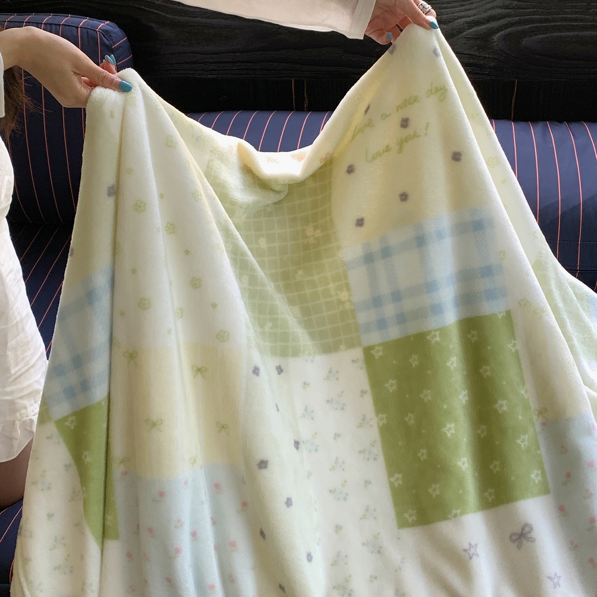 91家纺网 家纺一手货源 找家纺 桃喜 2026新款330g双面印花牛奶绒毛毯毯子 绿格拼布碎花