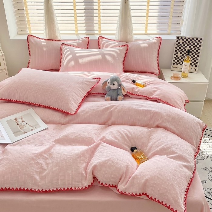 91家纺网 家纺一手货源 找家纺 韩秀家纺 2026新款阳离子贝壳绣四件套亚麻风双层纱色织提花四件套 可可樱花粉