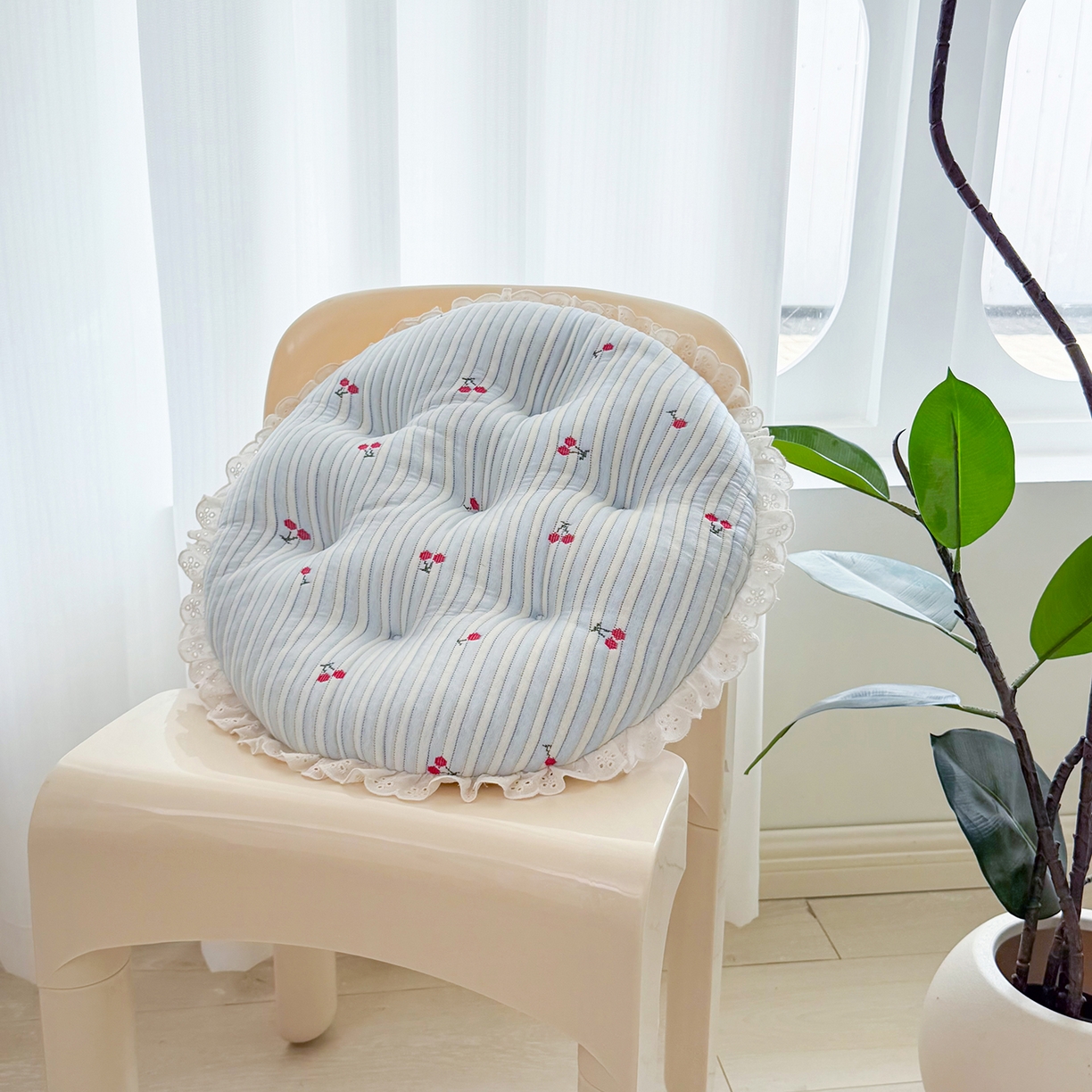 91家纺网 家纺一手货源 找家纺 座享家 2026新款凉感两用云朵蒲团 蓝条樱桃