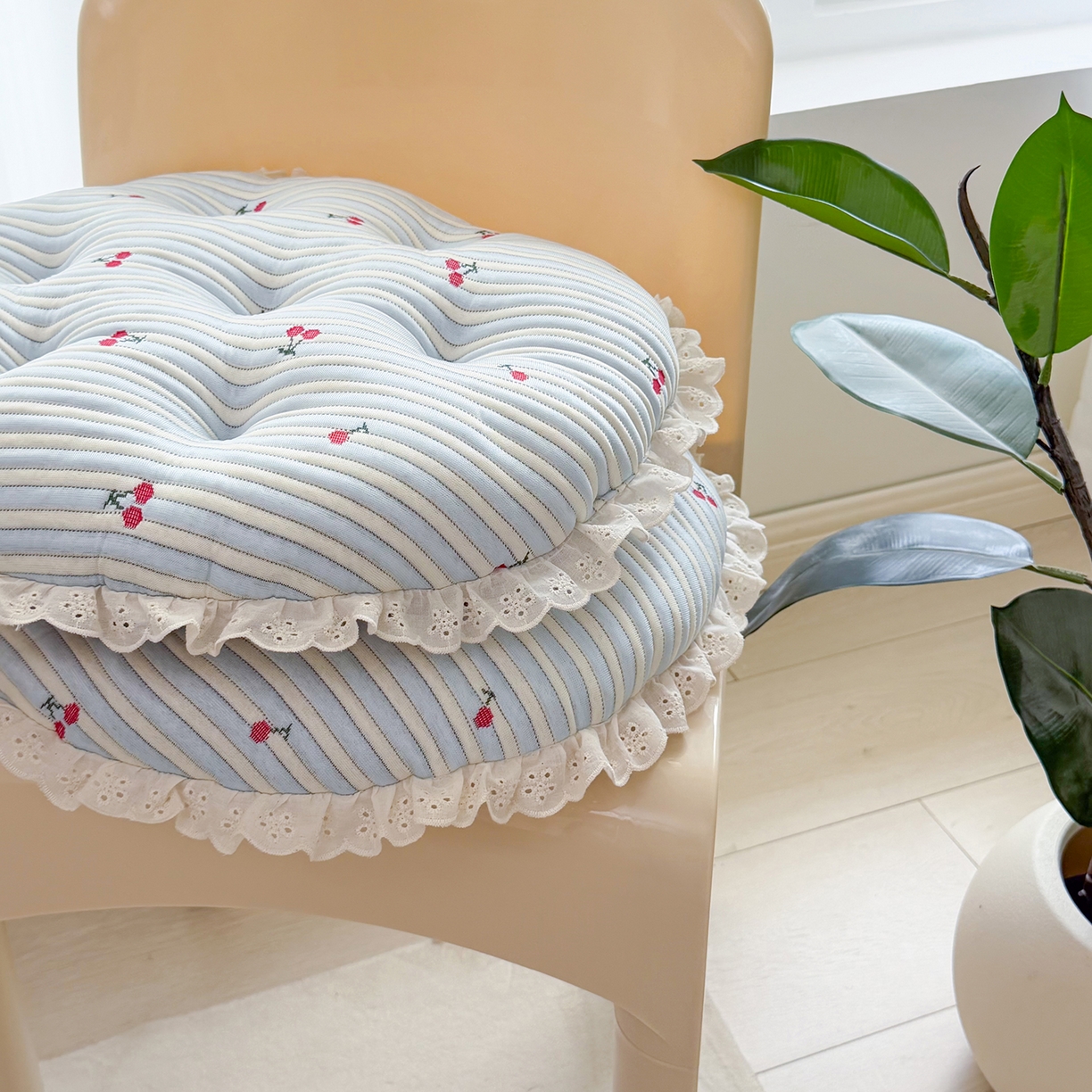 91家纺网 家纺一手货源 找家纺 座享家 2026新款凉感两用云朵蒲团 蓝条樱桃