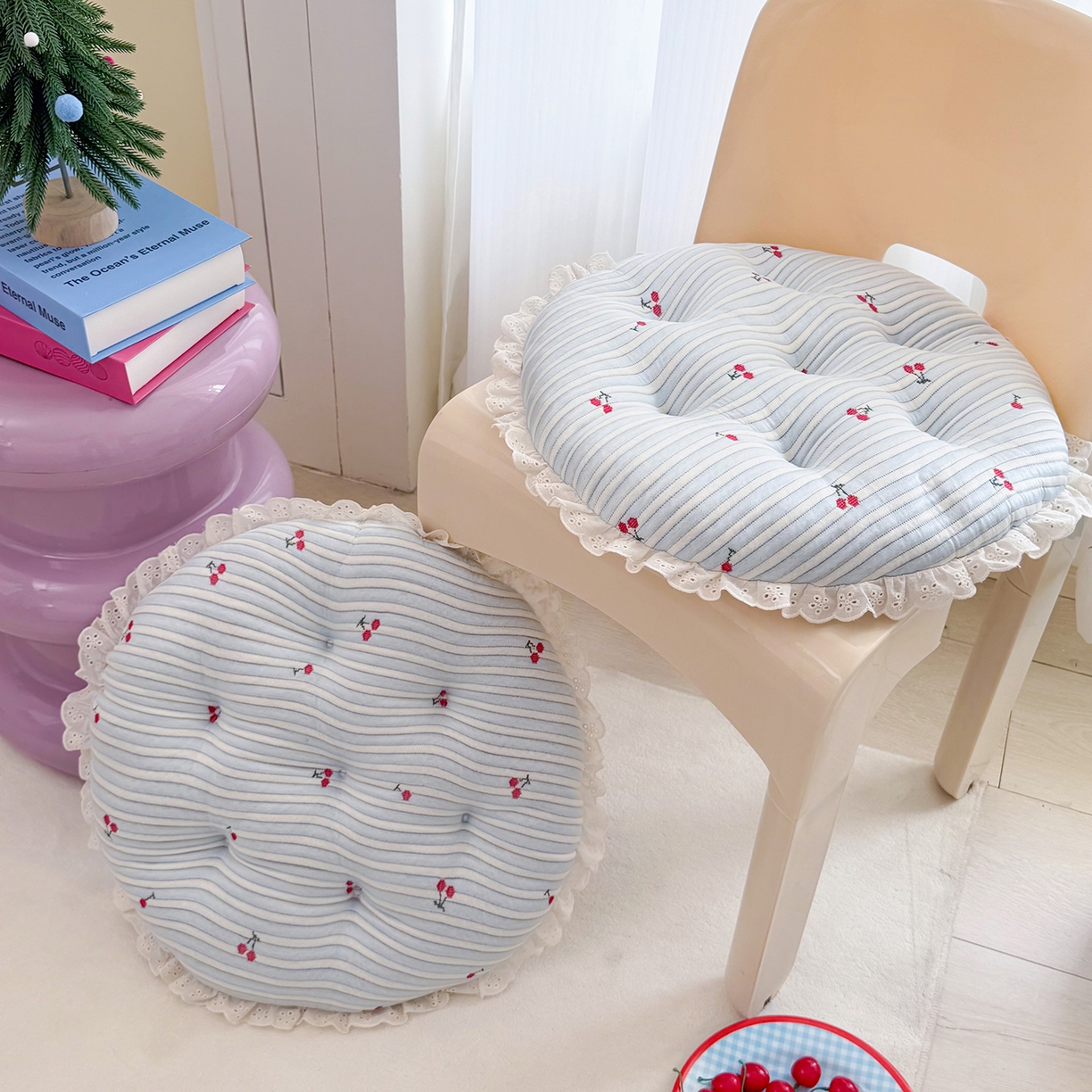 91家纺网 家纺一手货源 找家纺 座享家 2026新款凉感两用云朵蒲团 蓝条樱桃