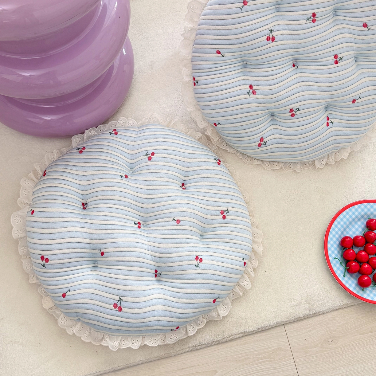 91家纺网 家纺一手货源 找家纺 座享家 2026新款凉感两用云朵蒲团 蓝条樱桃