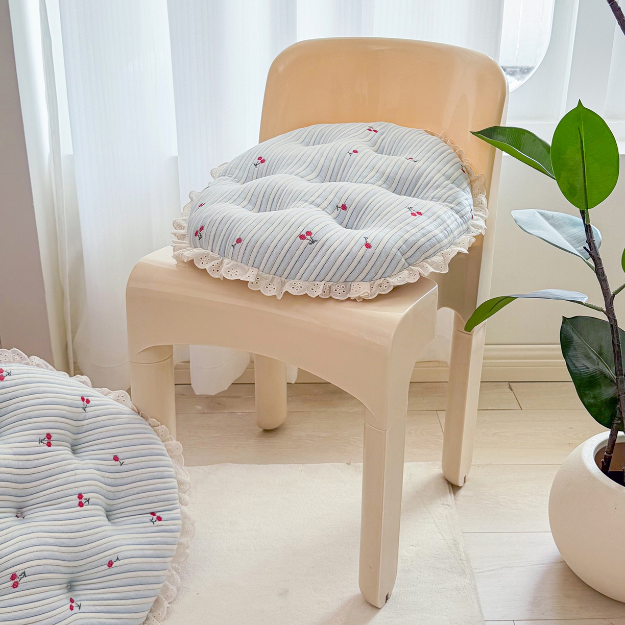 91家纺网 家纺一手货源 找家纺 座享家 2026新款凉感两用云朵蒲团 蓝条樱桃