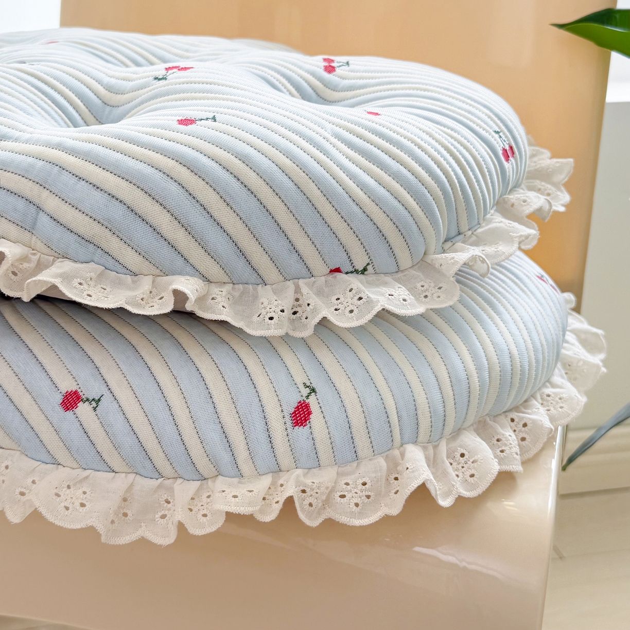 91家纺网 家纺一手货源 找家纺 座享家 2026新款凉感两用云朵蒲团 蓝条樱桃