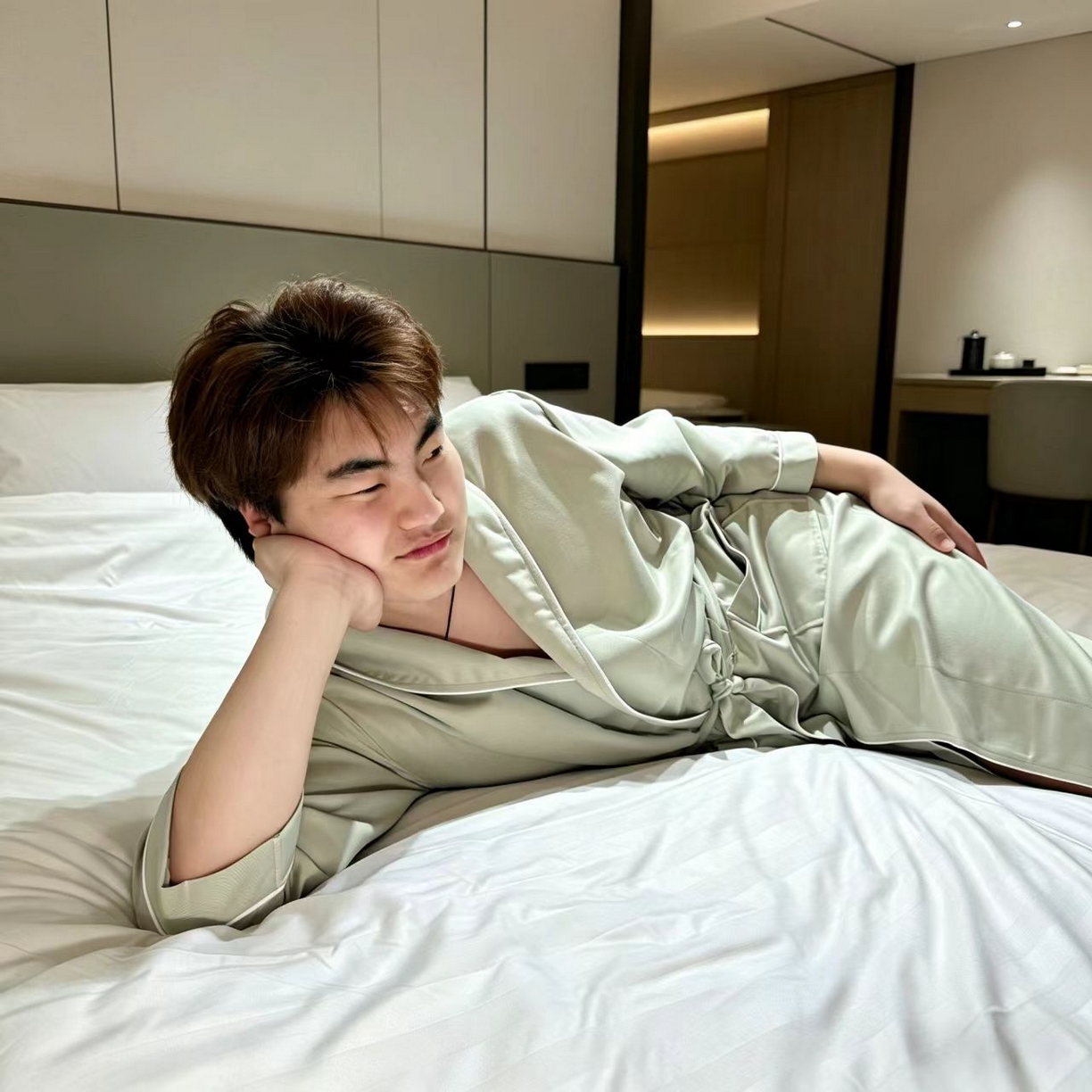 91家纺网 家纺一手货源 找家纺 （总）安力森/诚臻酒店用品 2026新款简约纯色亲肤丝滑浴袍