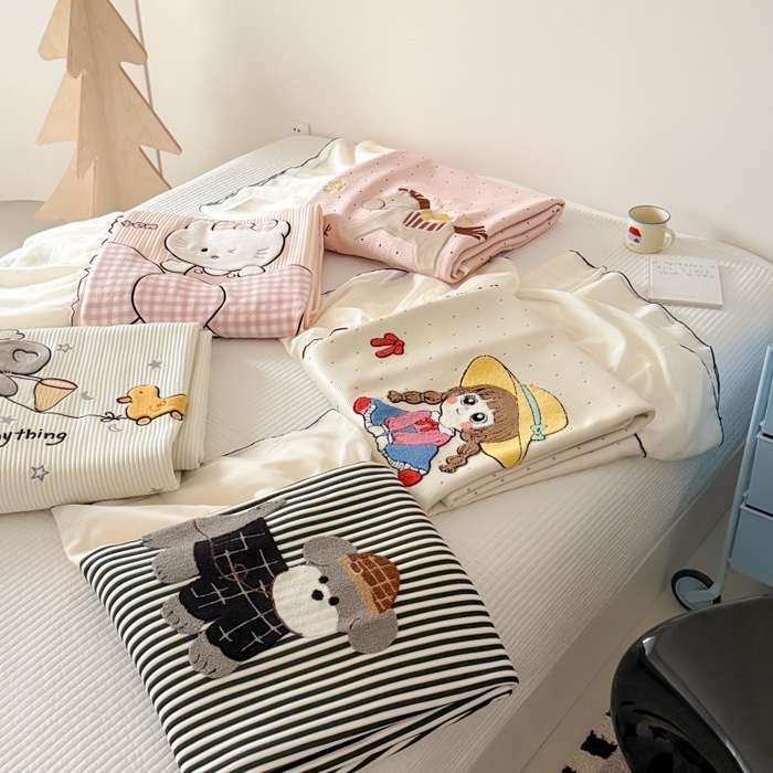 91家纺网 家纺一手货源 找家纺 （总）吾欢心 2026新款卡通绣花高克重乙纶PE凉席席子三件套床裙款