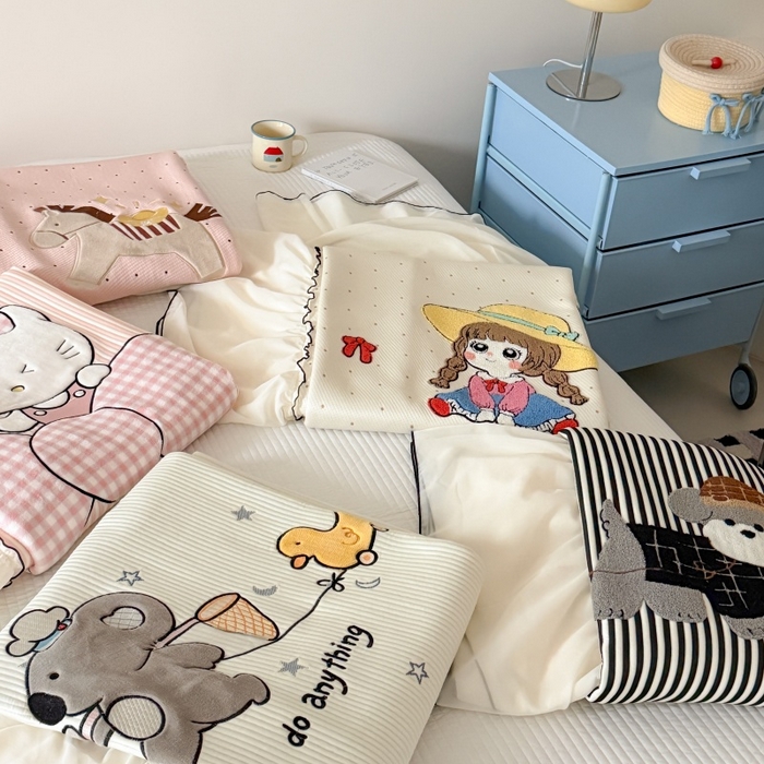 91家纺网 家纺一手货源 找家纺 （总）吾欢心 2026新款卡通绣花高克重乙纶PE凉席席子三件套床裙款