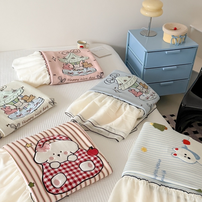 91家纺网 家纺一手货源 找家纺 （总）吾欢心 2026新款卡通绣花高克重乙纶PE凉席席子三件套床裙款