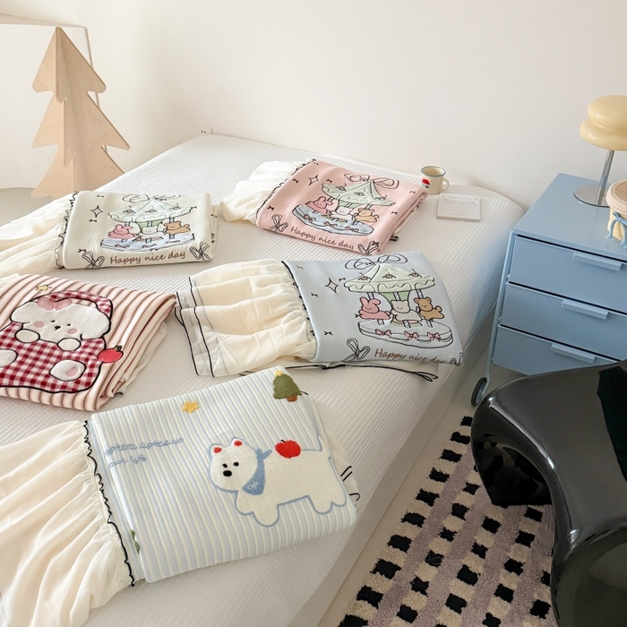 91家纺网 家纺一手货源 找家纺 吾欢心 2026新款卡通绣花高克重乙纶PE凉席席子三件套床裙款 组合图仅供展示不可下单