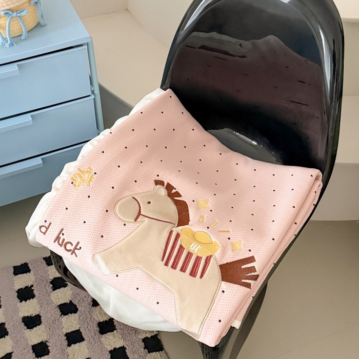 91家纺网 家纺一手货源 找家纺 吾欢心 2026新款卡通绣花高克重乙纶PE凉席席子三件套床裙款 组合图仅供展示不可下单