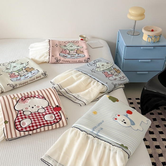 91家纺网 家纺一手货源 找家纺 吾欢心 2026新款卡通绣花高克重乙纶PE凉席席子三件套床裙款 组合图仅供展示不可下单