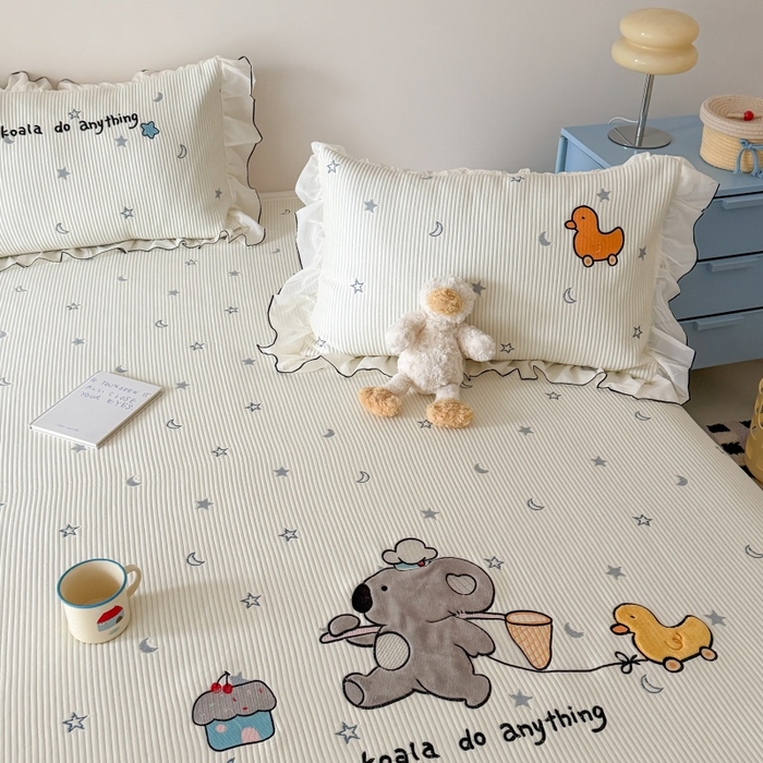 91家纺网 家纺一手货源 找家纺 吾欢心 2026新款卡通绣花高克重乙纶PE凉席席子三件套床裙款 考拉的梦