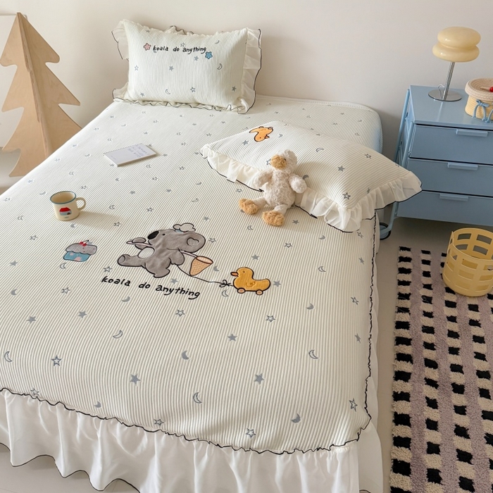 91家纺网 家纺一手货源 找家纺 吾欢心 2026新款卡通绣花高克重乙纶PE凉席席子三件套床裙款 考拉的梦