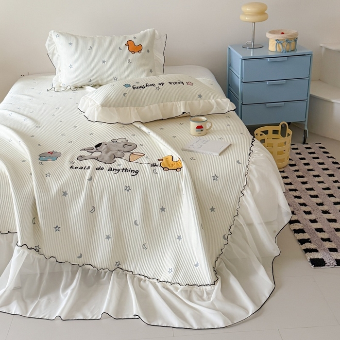 91家纺网 家纺一手货源 找家纺 吾欢心 2026新款卡通绣花高克重乙纶PE凉席席子三件套床裙款 考拉的梦