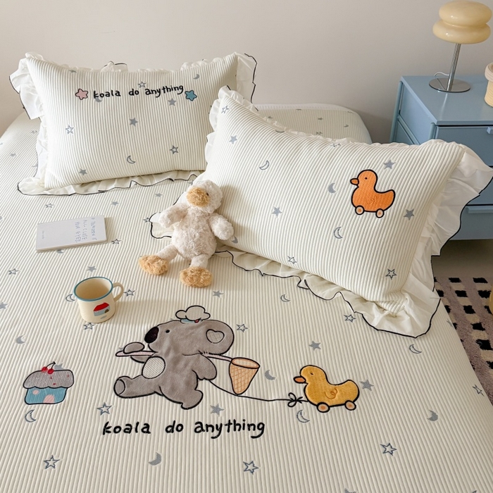 91家纺网 家纺一手货源 找家纺 吾欢心 2026新款卡通绣花高克重乙纶PE凉席席子三件套床裙款 考拉的梦