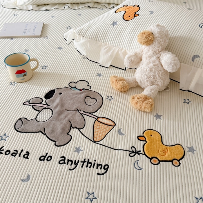 91家纺网 家纺一手货源 找家纺 吾欢心 2026新款卡通绣花高克重乙纶PE凉席席子三件套床裙款 考拉的梦