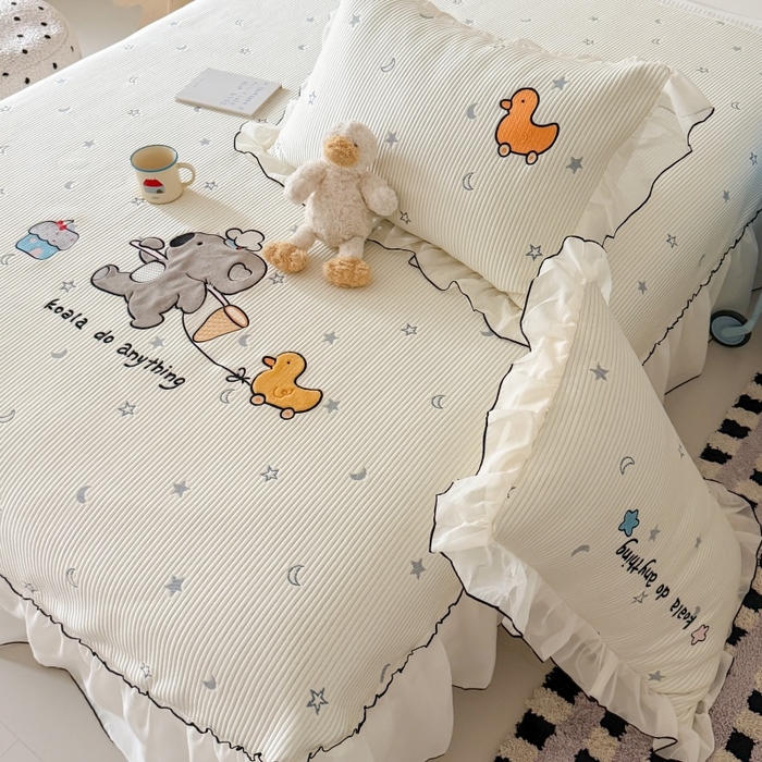 91家纺网 家纺一手货源 找家纺 吾欢心 2026新款卡通绣花高克重乙纶PE凉席席子三件套床裙款 考拉的梦