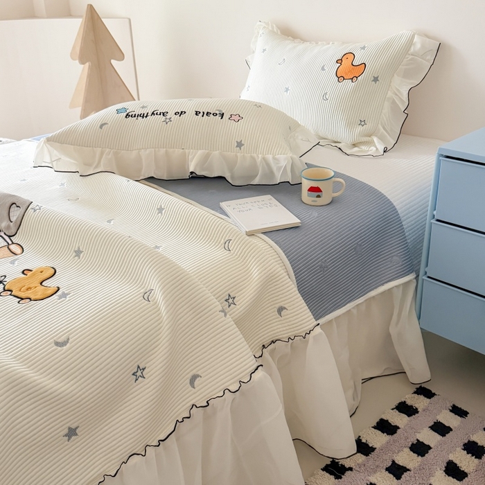 91家纺网 家纺一手货源 找家纺 吾欢心 2026新款卡通绣花高克重乙纶PE凉席席子三件套床裙款 考拉的梦