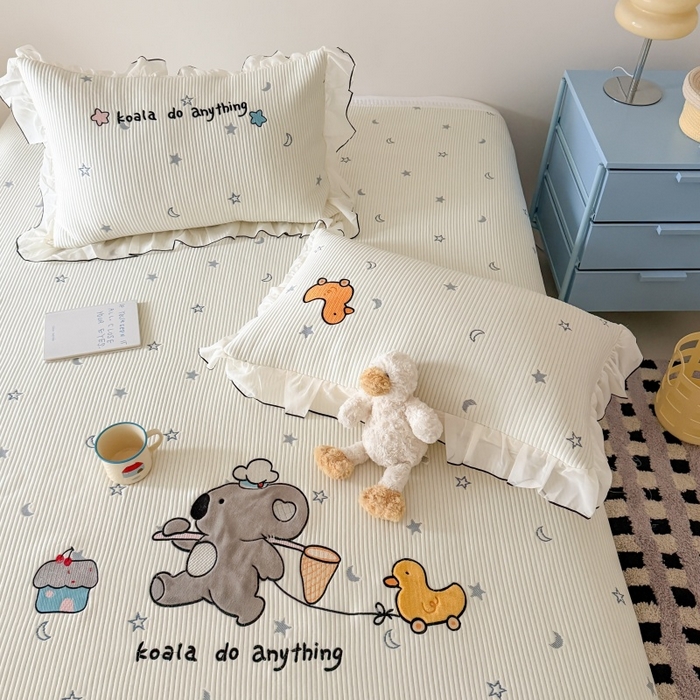 91家纺网 家纺一手货源 找家纺 吾欢心 2026新款卡通绣花高克重乙纶PE凉席席子三件套床裙款 考拉的梦