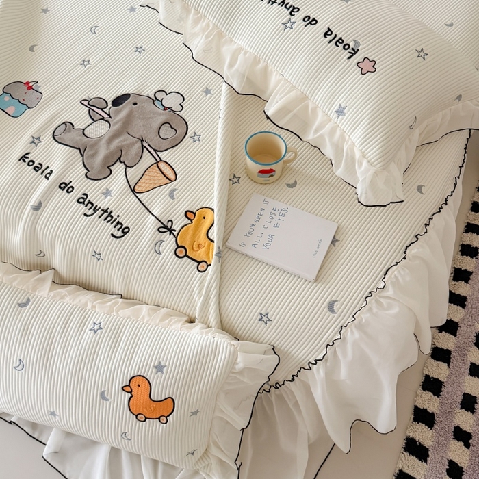 91家纺网 家纺一手货源 找家纺 吾欢心 2026新款卡通绣花高克重乙纶PE凉席席子三件套床裙款 考拉的梦