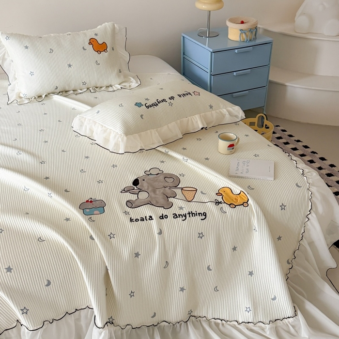 91家纺网 家纺一手货源 找家纺 吾欢心 2026新款卡通绣花高克重乙纶PE凉席席子三件套床裙款 考拉的梦