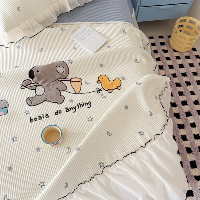 91家纺网 家纺一手货源 找家纺 吾欢心 2026新款卡通绣花高克重乙纶PE凉席席子三件套床裙款 考拉的梦