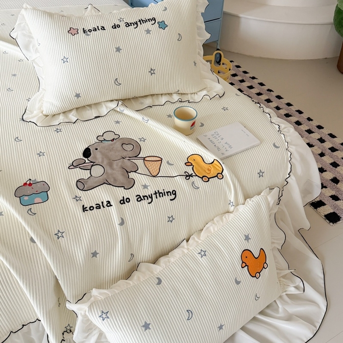 91家纺网 家纺一手货源 找家纺 吾欢心 2026新款卡通绣花高克重乙纶PE凉席席子三件套床裙款 考拉的梦