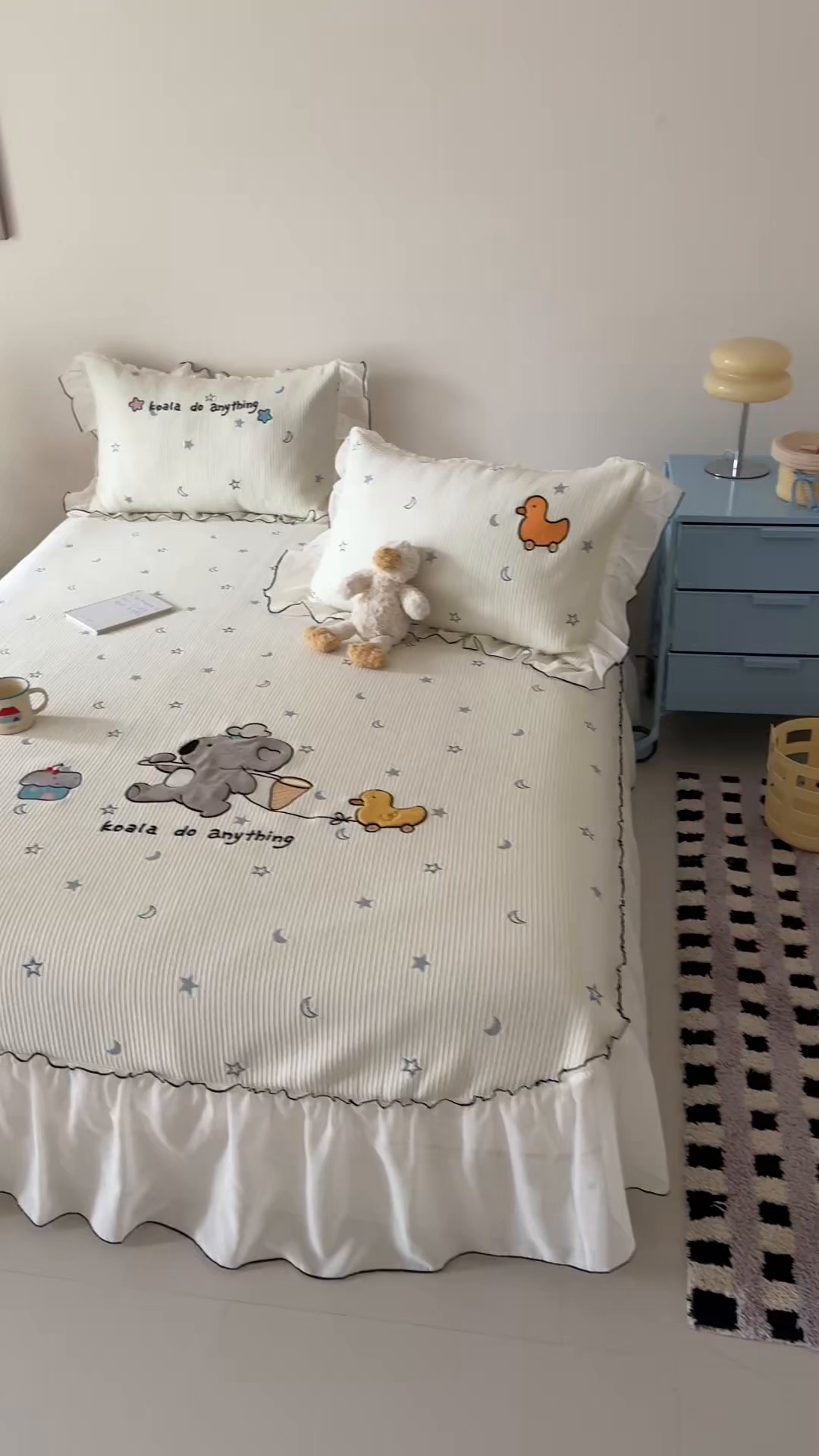 91家纺网 家纺一手货源 找家纺 吾欢心 2026新款卡通绣花高克重乙纶PE凉席席子三件套床裙款 考拉的梦