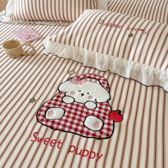 91家纺网 家纺一手货源 找家纺 吾欢心 2026新款卡通绣花高克重乙纶PE凉席席子三件套床裙款 口袋小狗