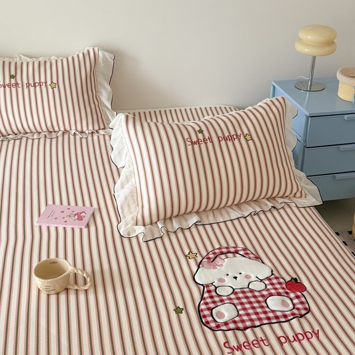 91家纺网 家纺一手货源 找家纺 吾欢心 2026新款卡通绣花高克重乙纶PE凉席席子三件套床裙款 口袋小狗